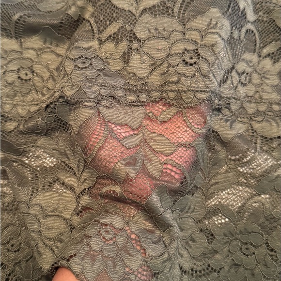 I don’t use anymoree Guess Tops Medium size Olive Green color - Picture 5 of 5